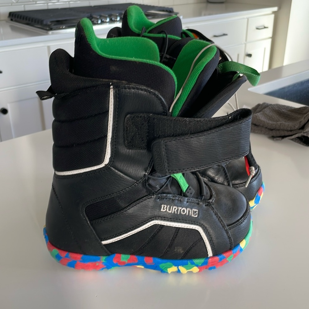 Burton snowboard boots size 4